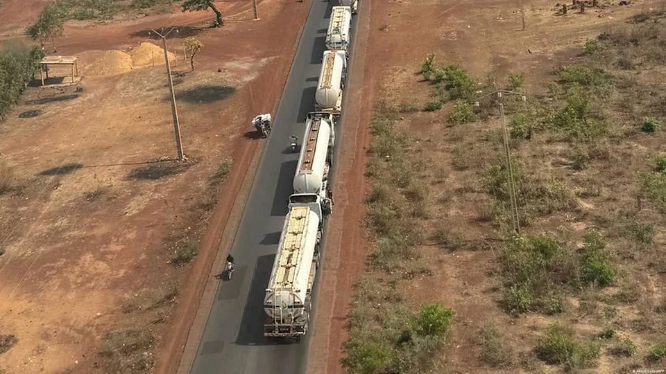 En lien avec ce blocus, plus d'une dizaine de compagnies de transport routier ont annoncé en début de semaine avoir suspendu leurs liaisons au départ et à destination de Bamako.