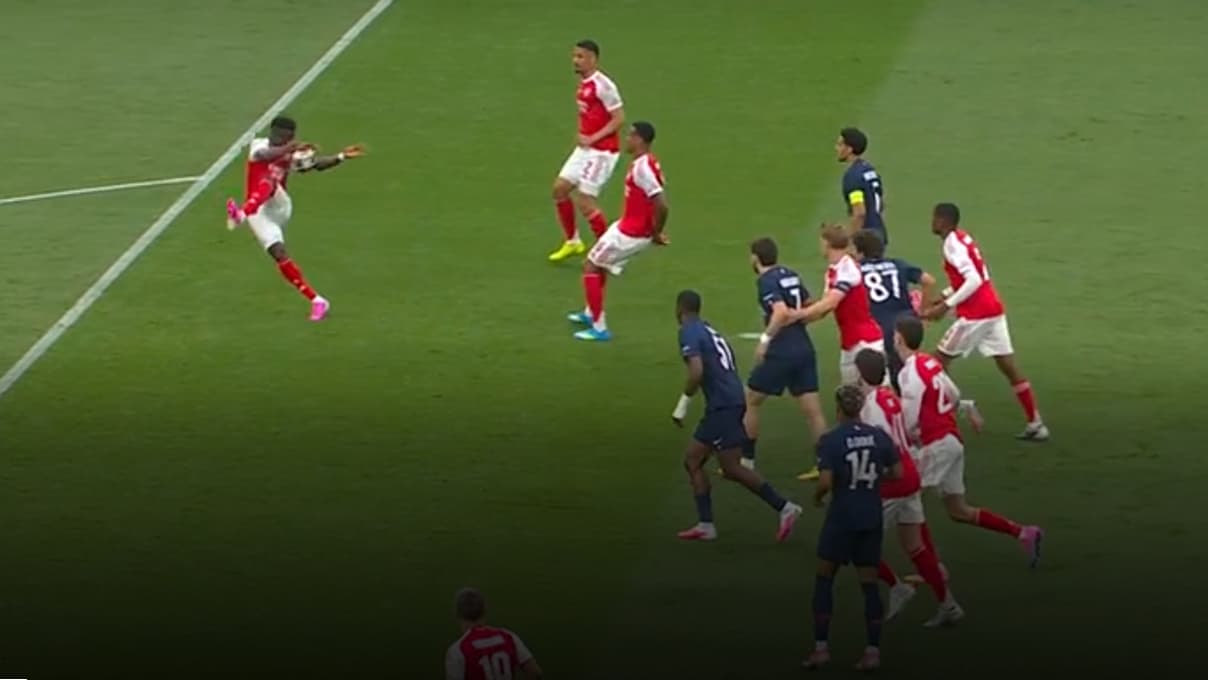 Bukayo Saka's hand during PSG-Arsenal Champions League final