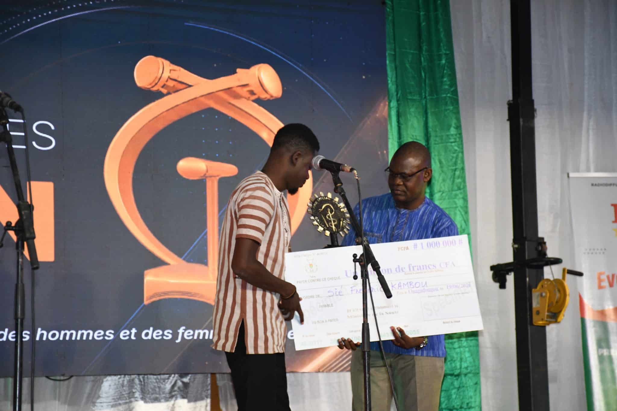Sié Frédéric Kambou receiving his award
