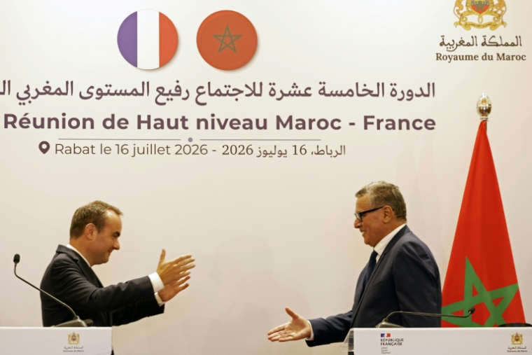 Le Premier ministre français Sébastien Lecornu (g) et son homologue marocain Aziz Akhannouch à l'issue d'une conférence de presse au ministère des Affaires étrangères à Rabat, le 16 juillet 2026 au Maroc ( AFP / Abdel Majid BZIOUAT )