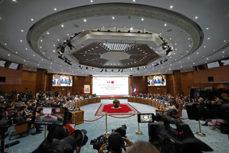 Le Premier ministre français Sébastien Lecornu et sa délégation (g) assistent à une séance plénière avec des ministres marocains à Rabat, le 16 juillet 2026 au Maroc ( AFP / Abdel Majid BZIOUAT )