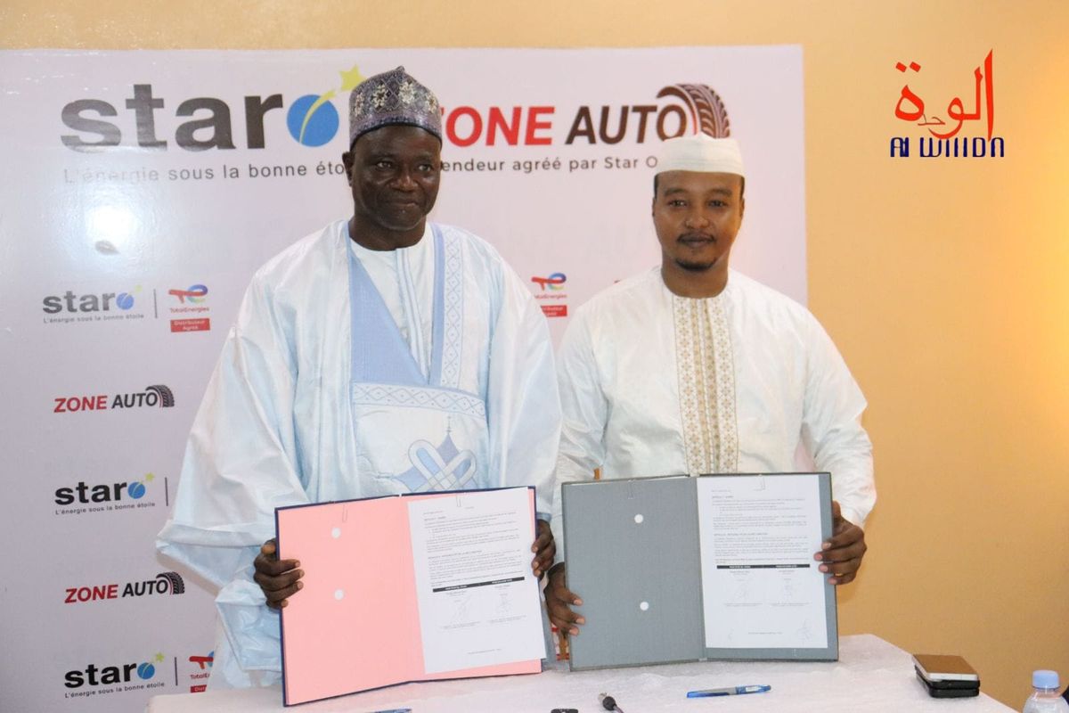 Star Oil Tchad and Zone Auto representatives shake hands during partnership signing