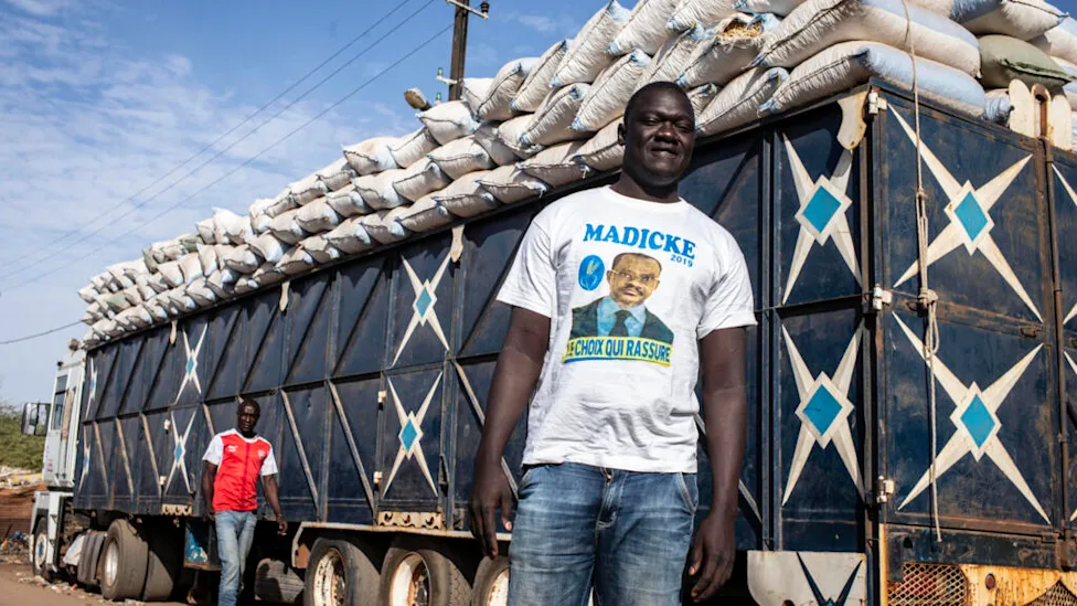 Trucks lined up at Senegal-Mali border crossing
