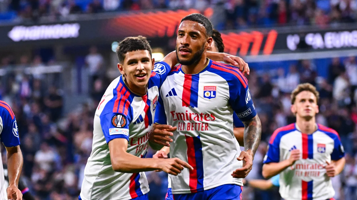 Olympique Lyonnais team celebrating a victory over Crystal Palace